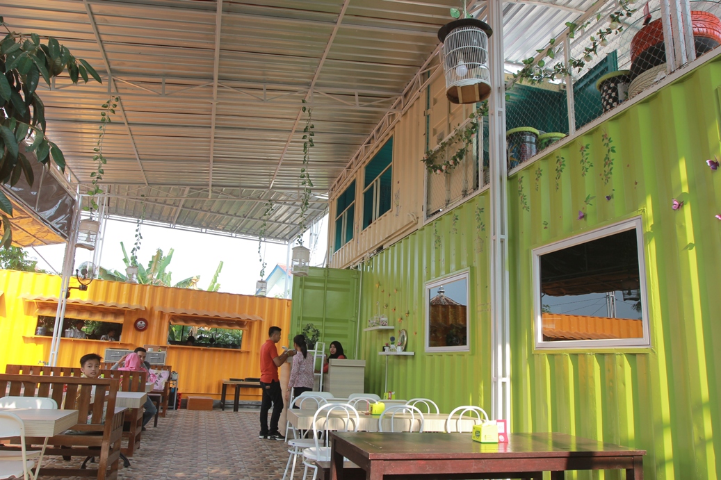 Cuma di L Town Resto, Anda Bisa Cicip Makanan Sambil Menikmati Kesegaran Taman di Dalam Kontainer