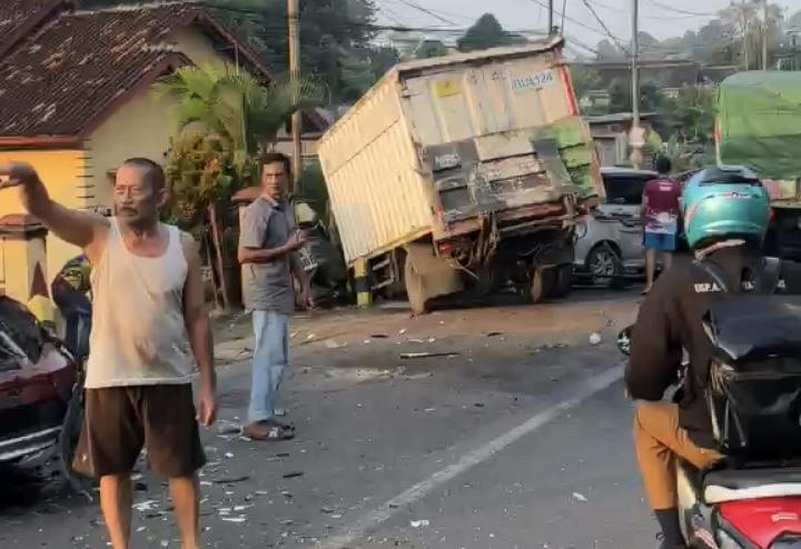 Rem Blong Picu Tabrakan Beruntun di Pesawaran, 8 Kendaraan Ringsek Tanpa Korban Jiwa