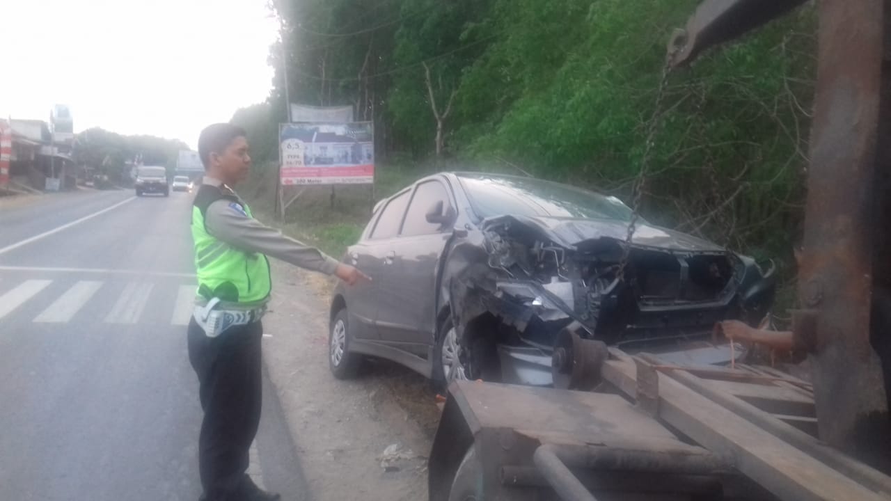 Hantam Truk Lalu Ditabrak Datsun, Seorang Pemotor Selamat