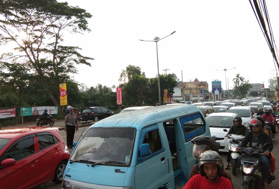 Ogah Memutar Lebih Jauh, Divin Pilih Lintasi Jalur di Penggalian Underpass Unila