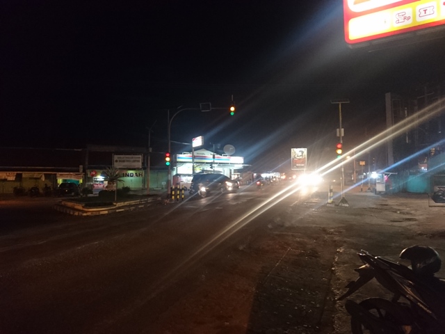 lampu-lalu-lintas-menyala-bareng-di-kotabumi_20180111_202524.jpg