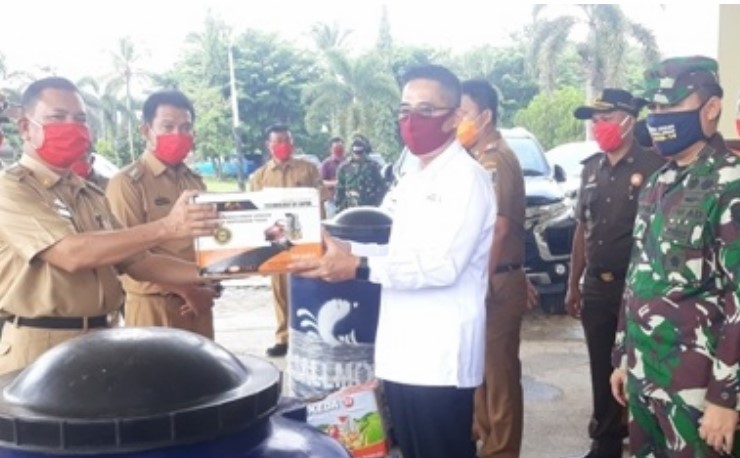 Pemerintah Kabupaten Lampung Timur Bagikan Masker dan Alat Semprot Disinfektan