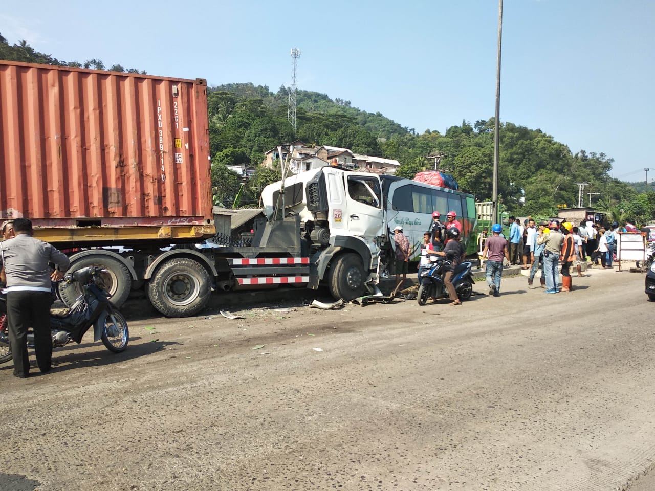 Lawan Arus Hindari Kemacetan, Bus Family Raya Adu Banteng dengan Truk Trailer di ByPass Panjang