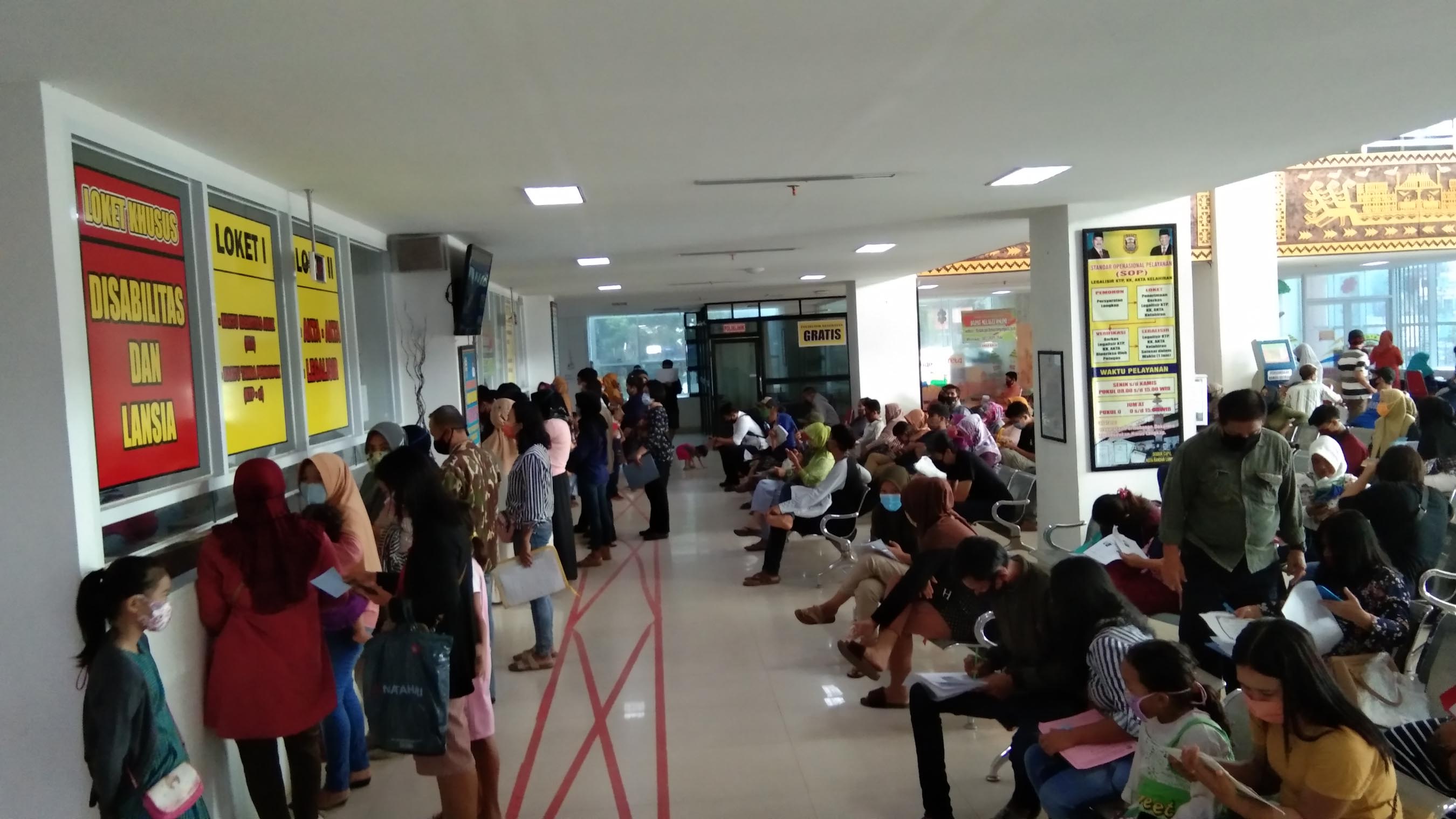 layanan-adminduk-disdukcapil-bandar-lampung-diserbu-warga.jpg