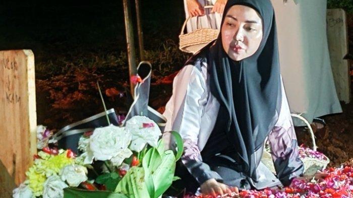 lemah-dengan-tatapan-kosongmenatap-nisan-ibunya.jpg
