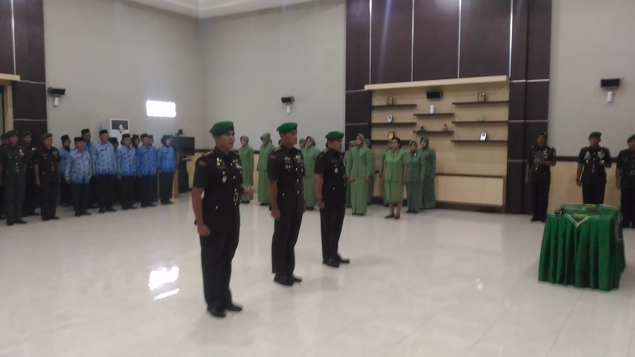 letkol-arm-didik-harmono-menyerahkan-komando-kepemimpinan-kepada-letkol-arm-wahyu-jatmiko_20180925_153034.jpg