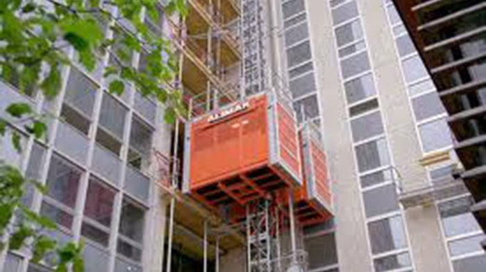 Wanita 50 Tahun Berada di Dalam Lift Jatuh, Kepalanya Tertimpa Batako