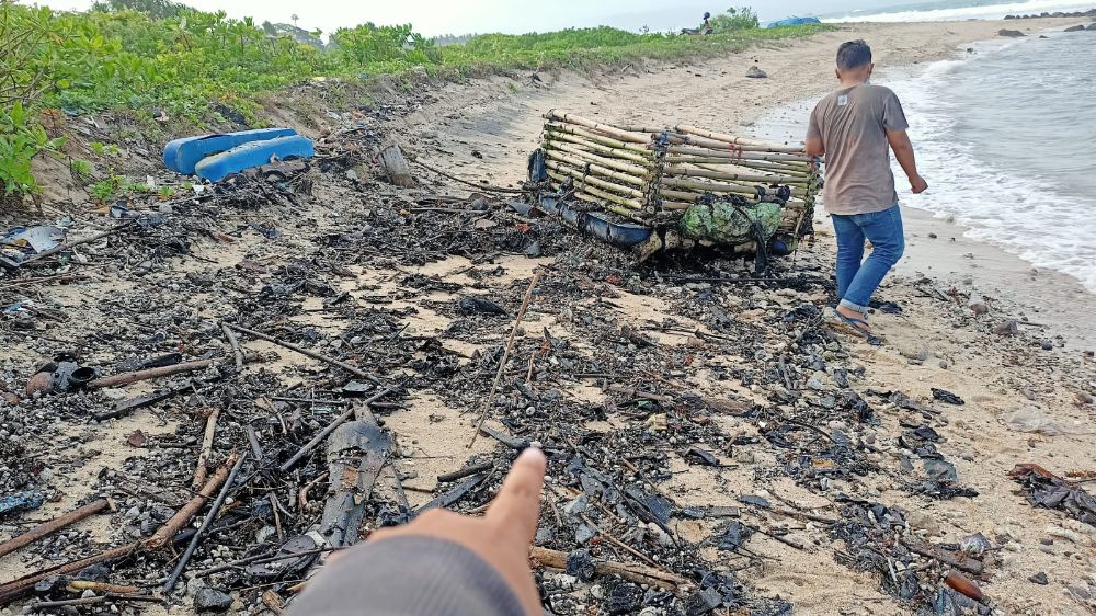 limbah-yang-tersebar-di-sepanjang-pantai-di-lampung-selatan.jpg