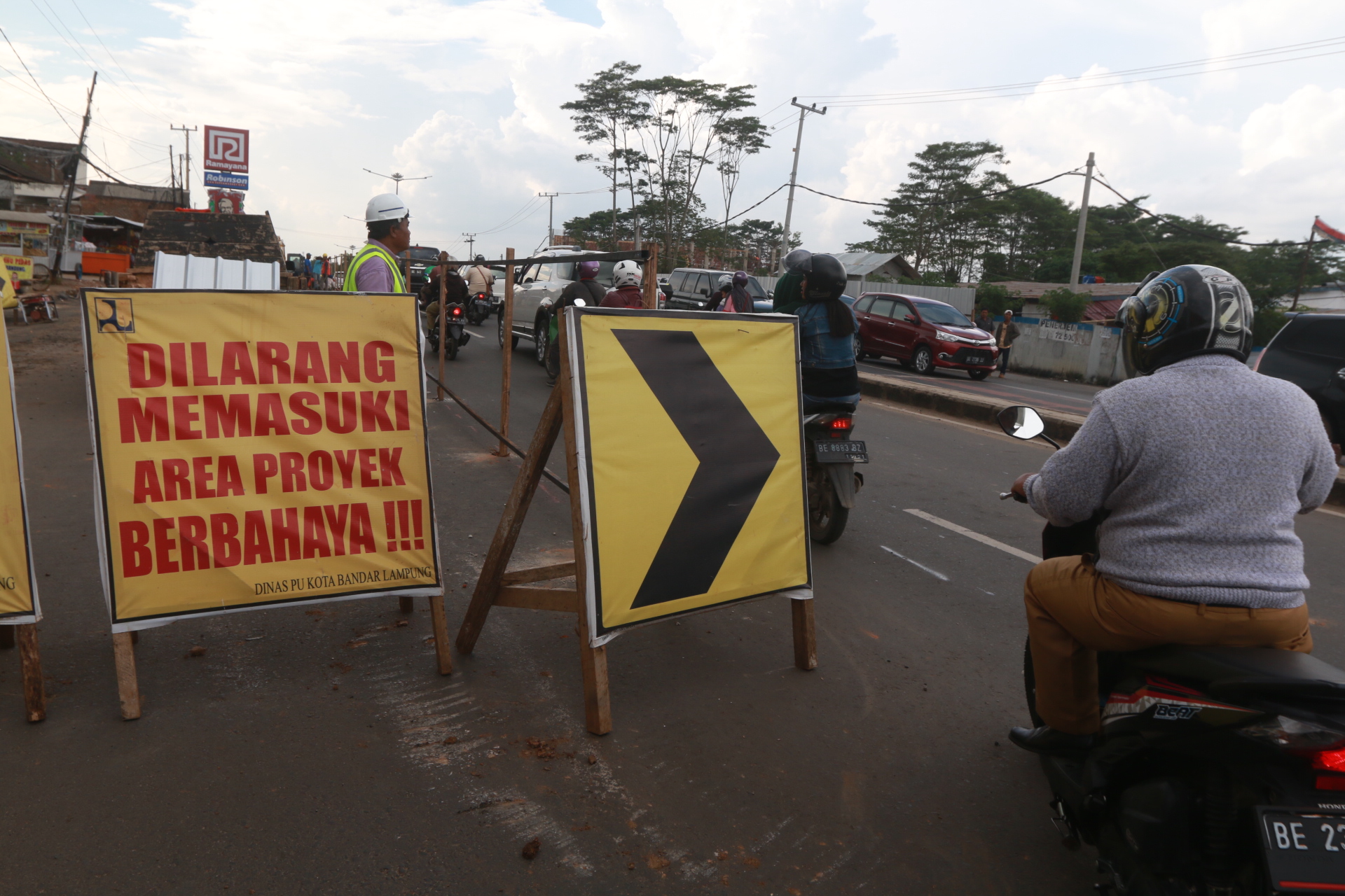 Siap-siap Antre dan Macet, Lebar Jalan di Sekitar Lampu Merah Unila Tinggal 4 Meter