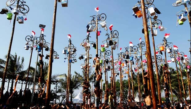 lomba-panjat-pinang_20160817_144354.jpg