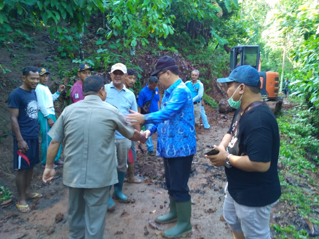 Pemkab Turunkan Alat Berat Buka Akses Jalan Tertutup Longsor di Gunungrejo