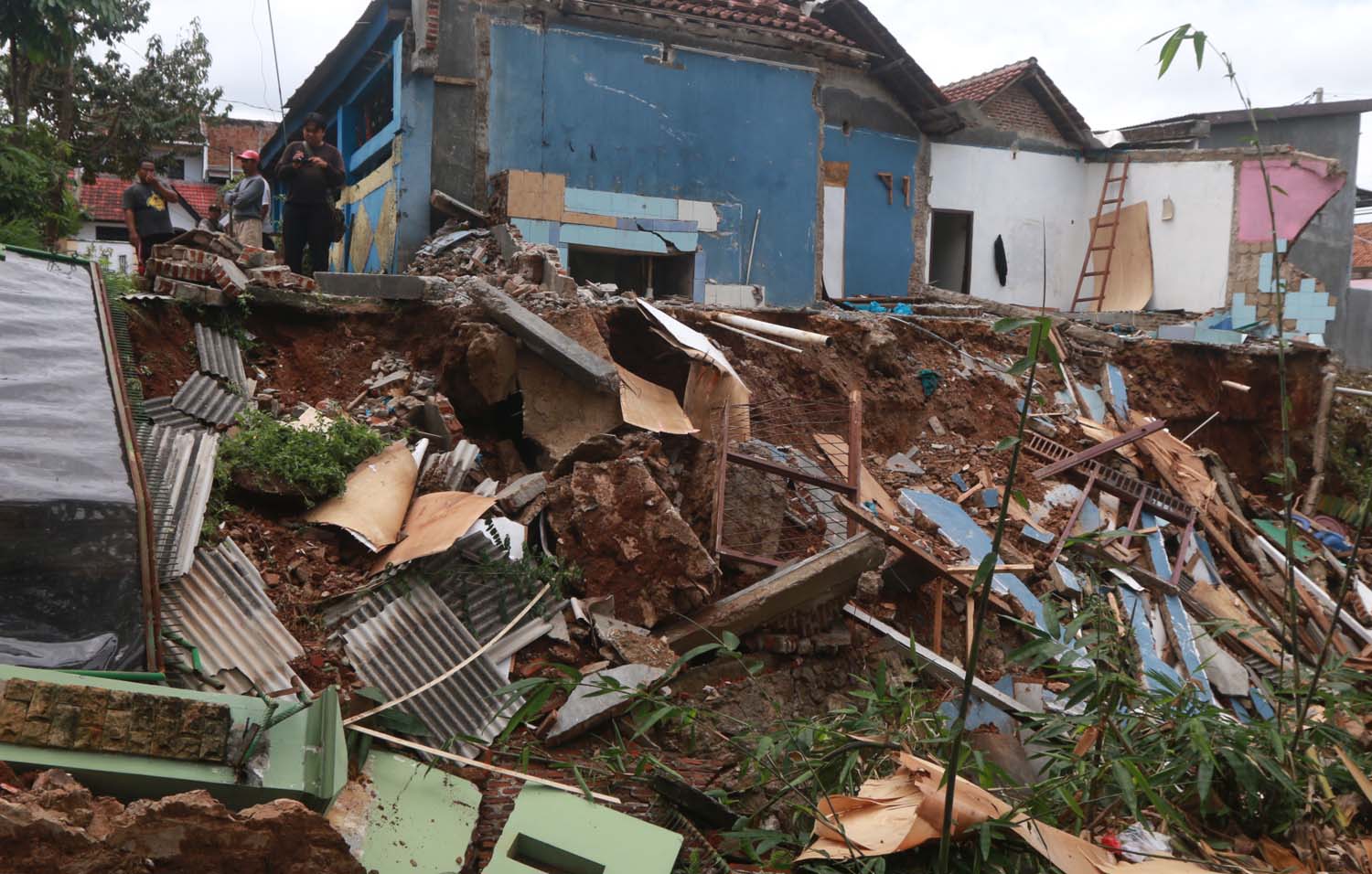 longsor-di-perum-gedung-meneng_20180305_150609.jpg