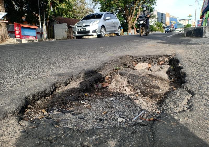 lubang-besar-di-jalan-diponegoro-bandar-lampung.jpg