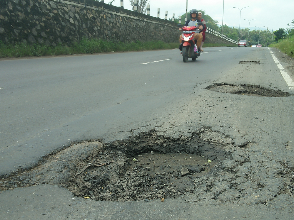 lubang-di-jalan-soekarno-hatta-bypass.jpg