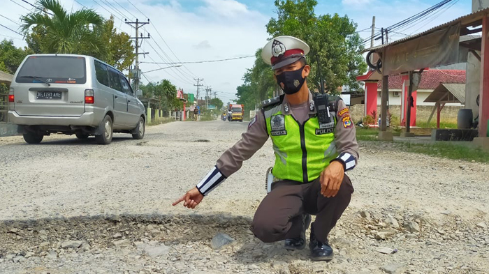 Lubang Sedalam 20 Cm di Ruas Jalan KH Gholib Pringsewu Bahayakan Pengendara