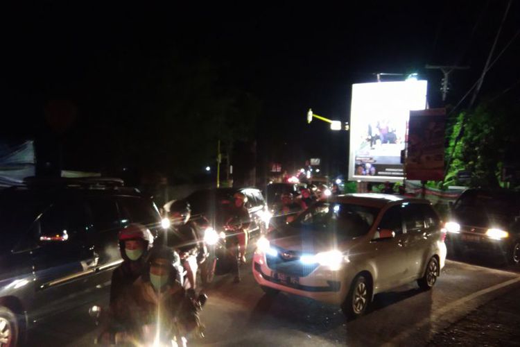 Pemudik dan Wisatawan Selfie di Ikon Gunungkidul, Arus Lalu Lintas Wonosari-Yogyakarta Jadi Macet