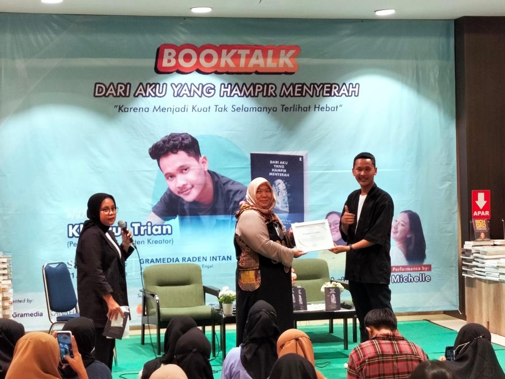 Ungkapkan Rasa Gelisah, Mahasiswa Asal Lampung Tulis Buku 'Dari Aku yang Hampir Menyerah'