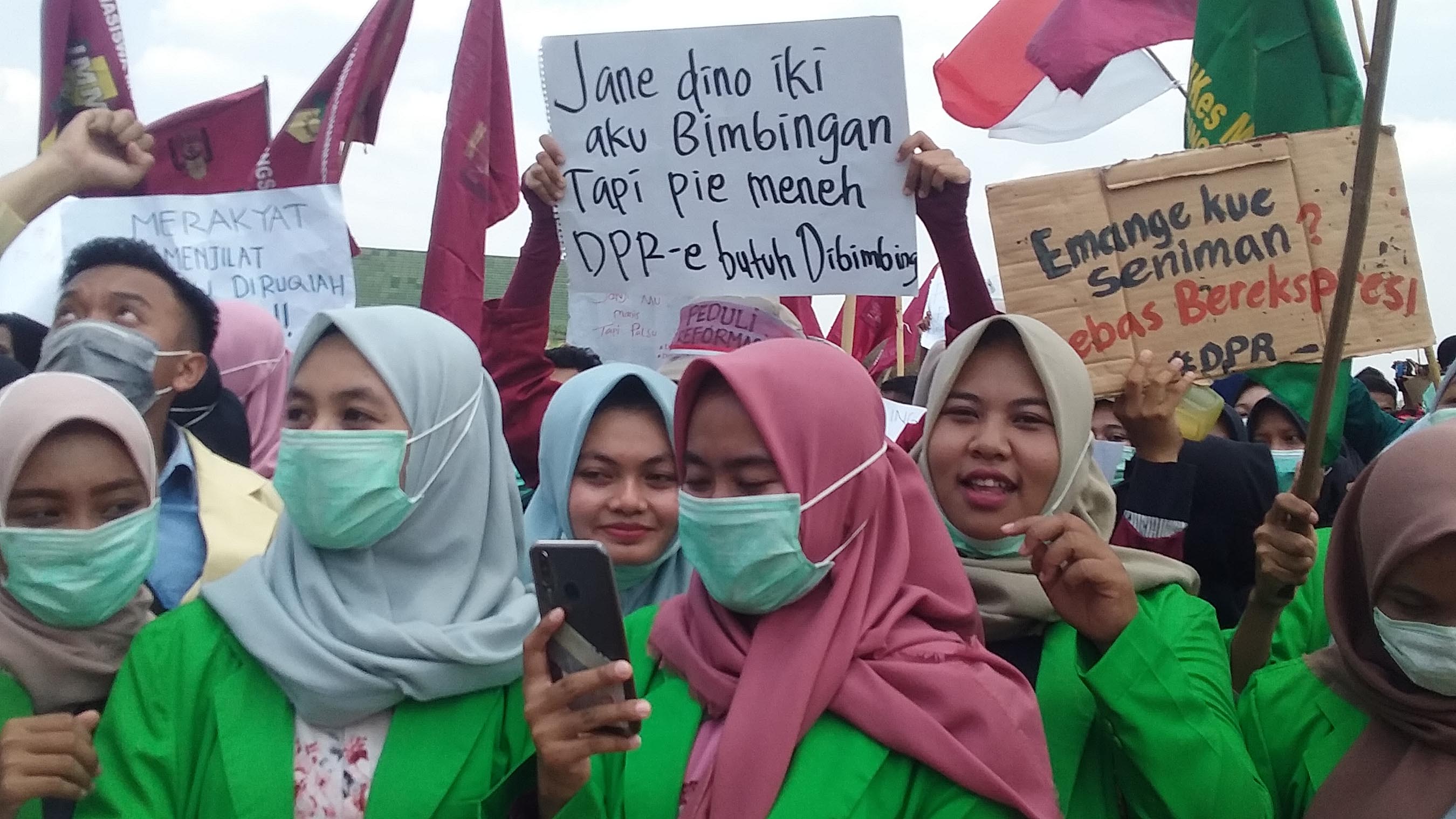 mahasiswa-pringsewu-kepung-dprd-pringsewu-tolak-rukhp-dan-ketenagakerjaan.jpg