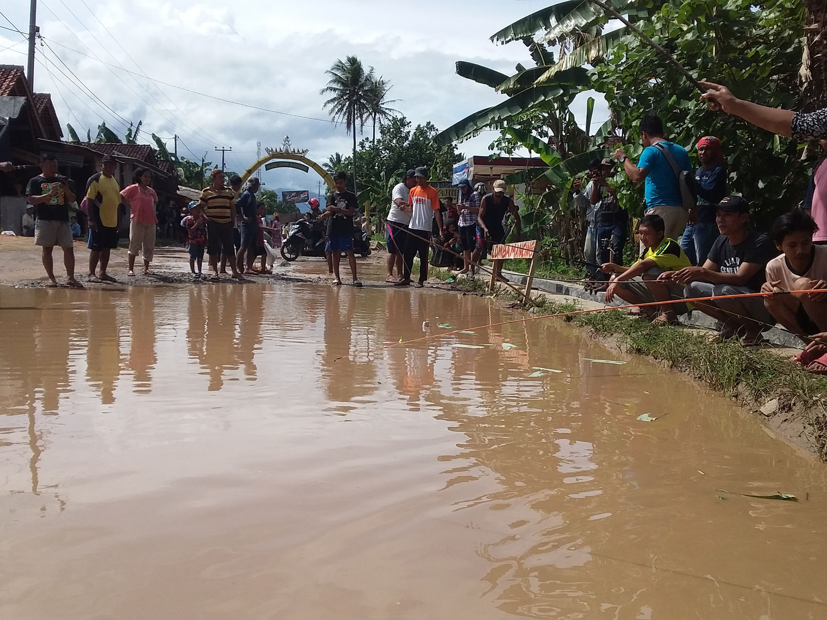 mancing-di-jalan-rusak_20171119_100946.jpg