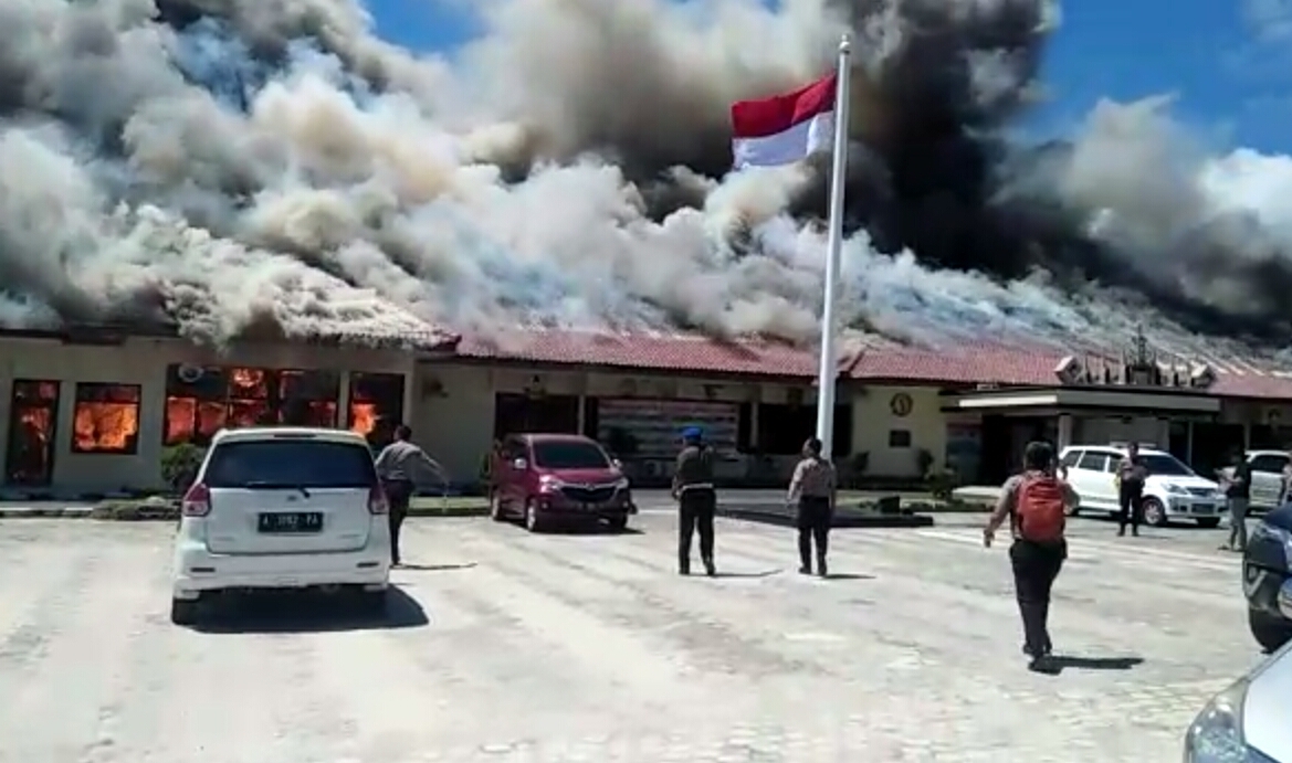 Kapolres M Syarhan Sedang Lakukan Ini di Belakang, Kebakaran Dahsyat Landa Mapolres Lampung Selatan