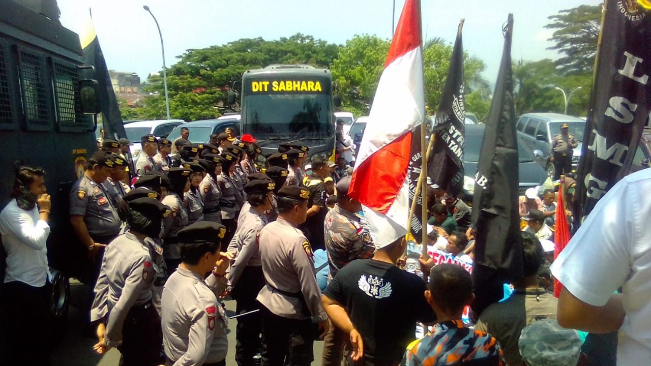 massa-asal-pringsewu-berdemo-di-mapolda-lampung_20180924_191253.jpg