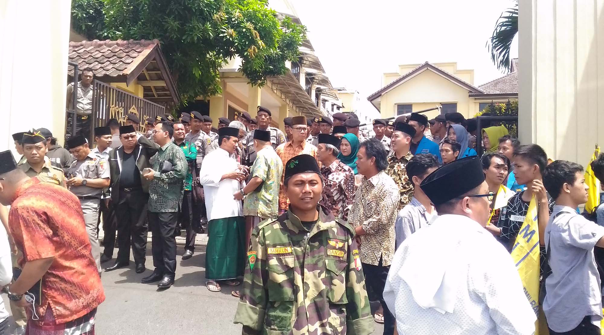 BREAKING NEWS: Ngeluruk Polda Lampung, Massa Lantunkan Yel-yel Mars Subhanulwaton