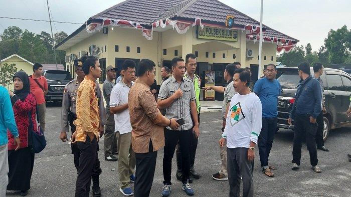 massa-ricuh-di-belitung-wakil-gubernur-dikabarkan-terkepung-mobil-dinasnya-hancur-dirusak-massa.jpg