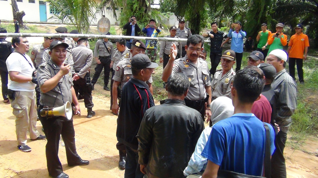 Masyarakat Blambangan Umpu Way Kanan Demo di Depan Portal PT BMM, Ini yang Dituntut