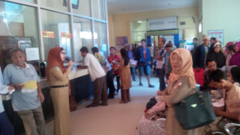 Pengunjung Berdesakan di Loket Pendaftaran, Direktur RSUD Ryacudu Turun Tangan