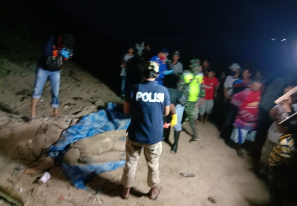 BREAKING NEWS Mayat Pria Berkaus BMW Ditemukan Membusuk di Pantai Pematang Sawa