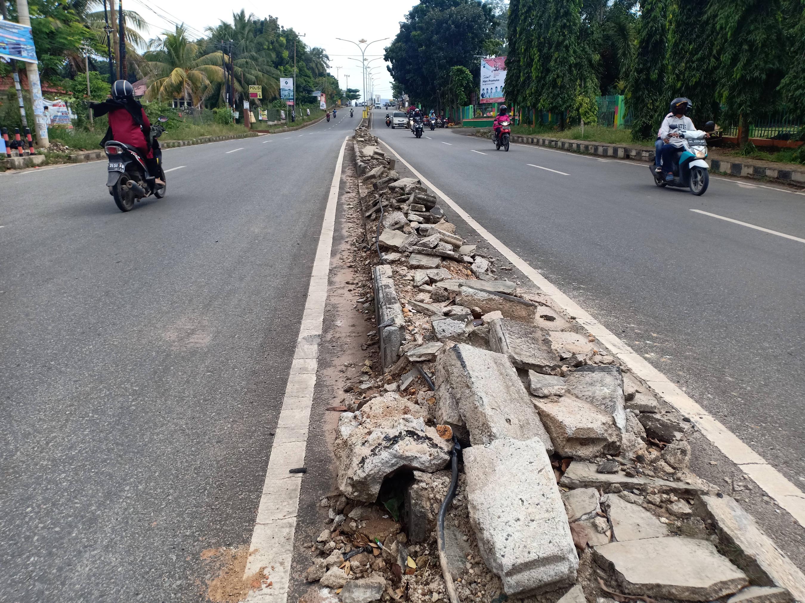 Kapan Diperbaiki? Median Jalan Depan Gedung Graha Bhakti Pramuka Rusak