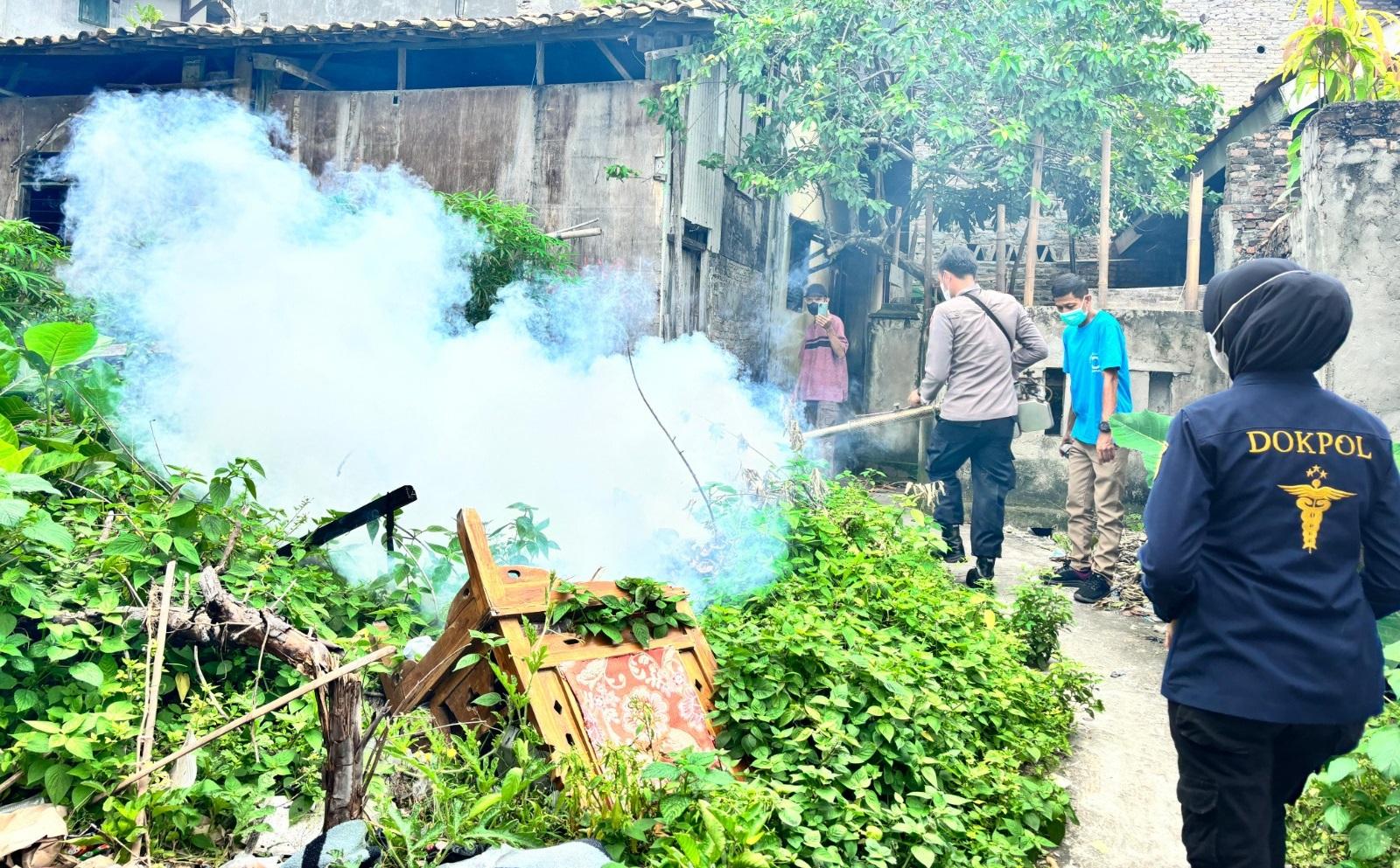 melakukan-fogging-di-rumah-rumah-warga-Desa-Bumi-56.jpg