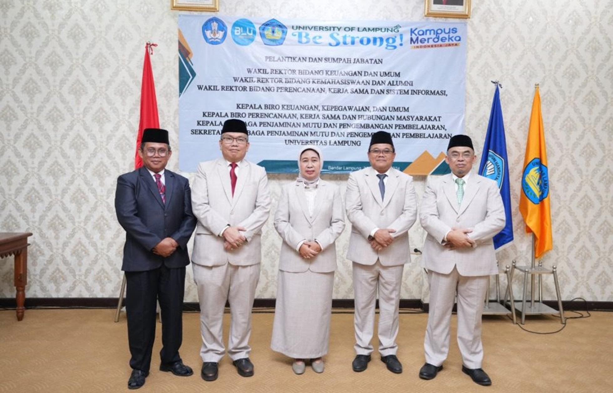 melantik-sejumlah-pejabat-di-ruang-sidang-lantai-empat-Selasa-31122024.jpg