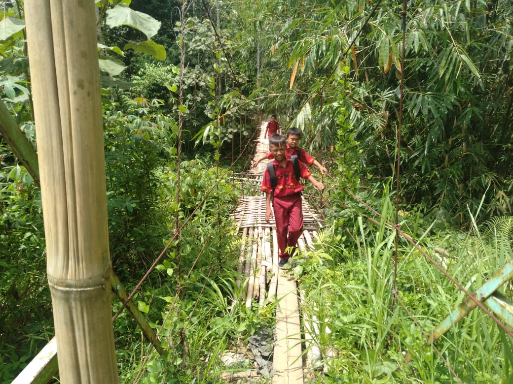 Pelajar di Lampung Selatan Terpaksa Harus Lewati Jembatan Bambu untuk Sampai ke Sekolah