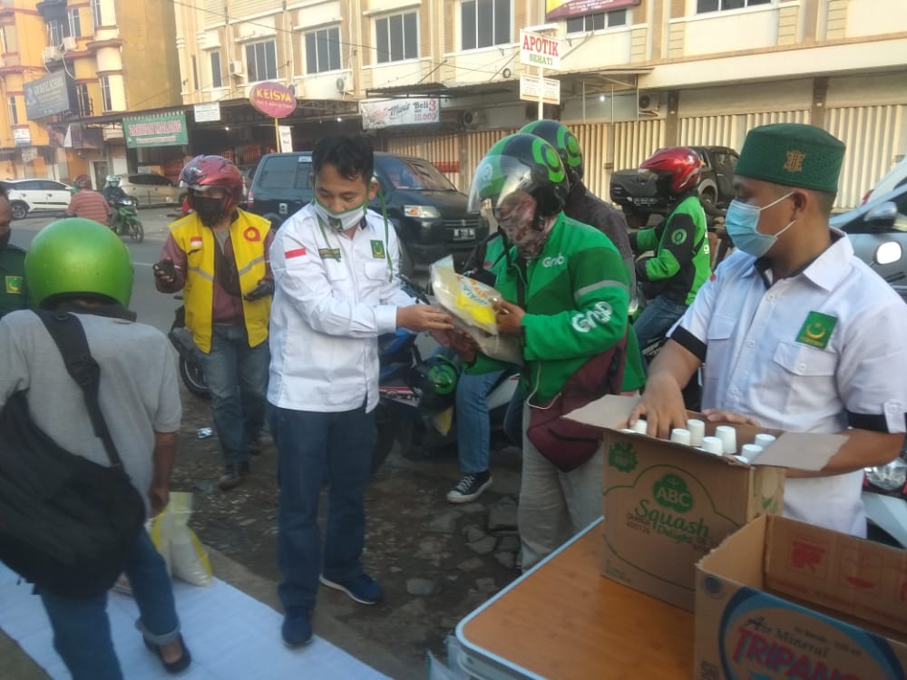 membagikan-takjil-dan-sembako.jpg