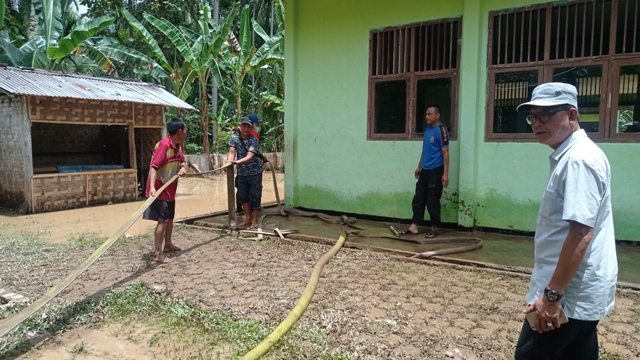 membersihkan-sekolah-karena-banjir.jpg