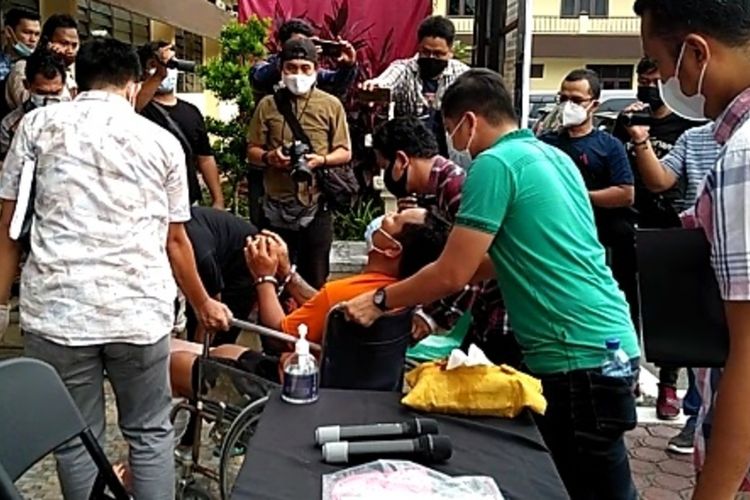 Pria Bertato Serahkan Diri Usai Tembak Polisi, 2 Kakinya Ditembak dengan Mata Tertutup