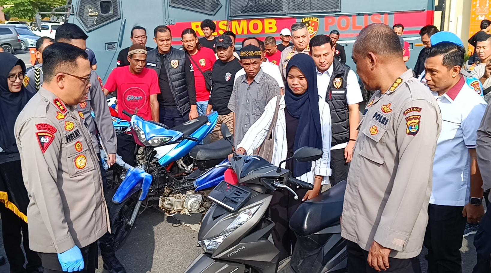 menghidupkan-motor-miliknya.jpg