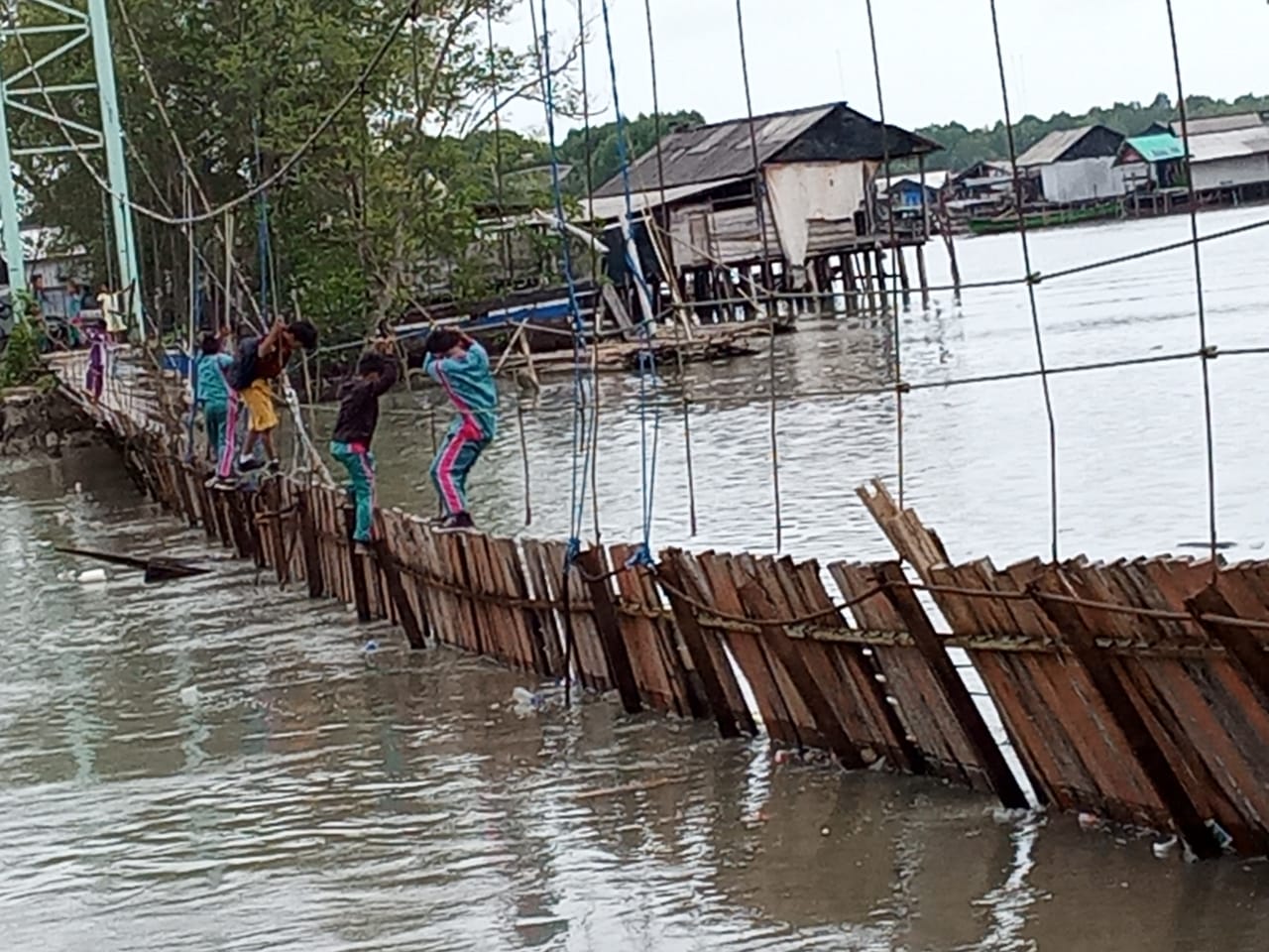 Akses di Dente Teladas Rusak, Siswa ke Sekolah Meniti Jembatan Putus