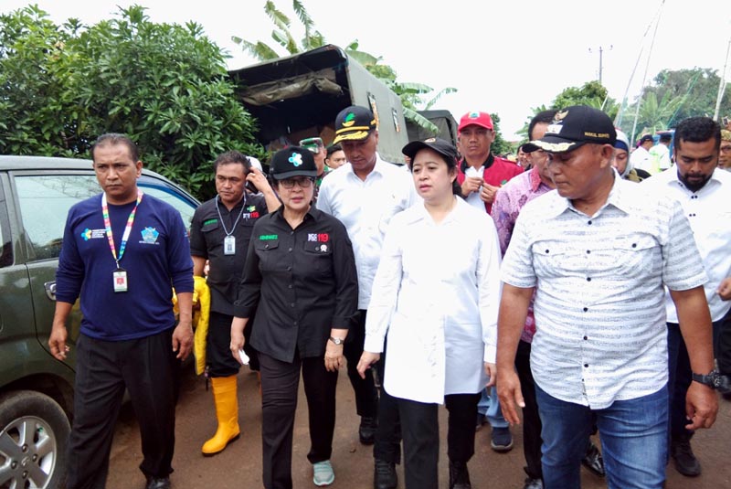 menkes-melakukan-peninjauan-ke-posko-terpadu-di-desa-way-muli-timur.jpg