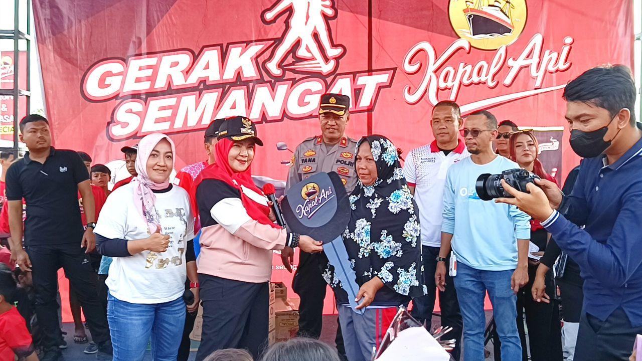 Asmariyah Kaget Dapat Motor di Undian Jalan Sehat Gerak Semangat Kapal Api