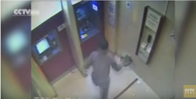 mesin-atm-di-cina-dirusak-pria_20160618_131423.jpg