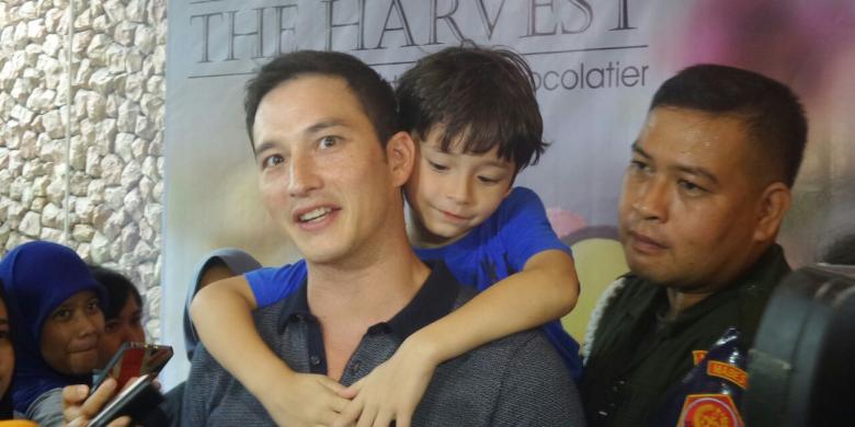 Mike Lewis mengaku Masih Nyaman dengan Jomblonya