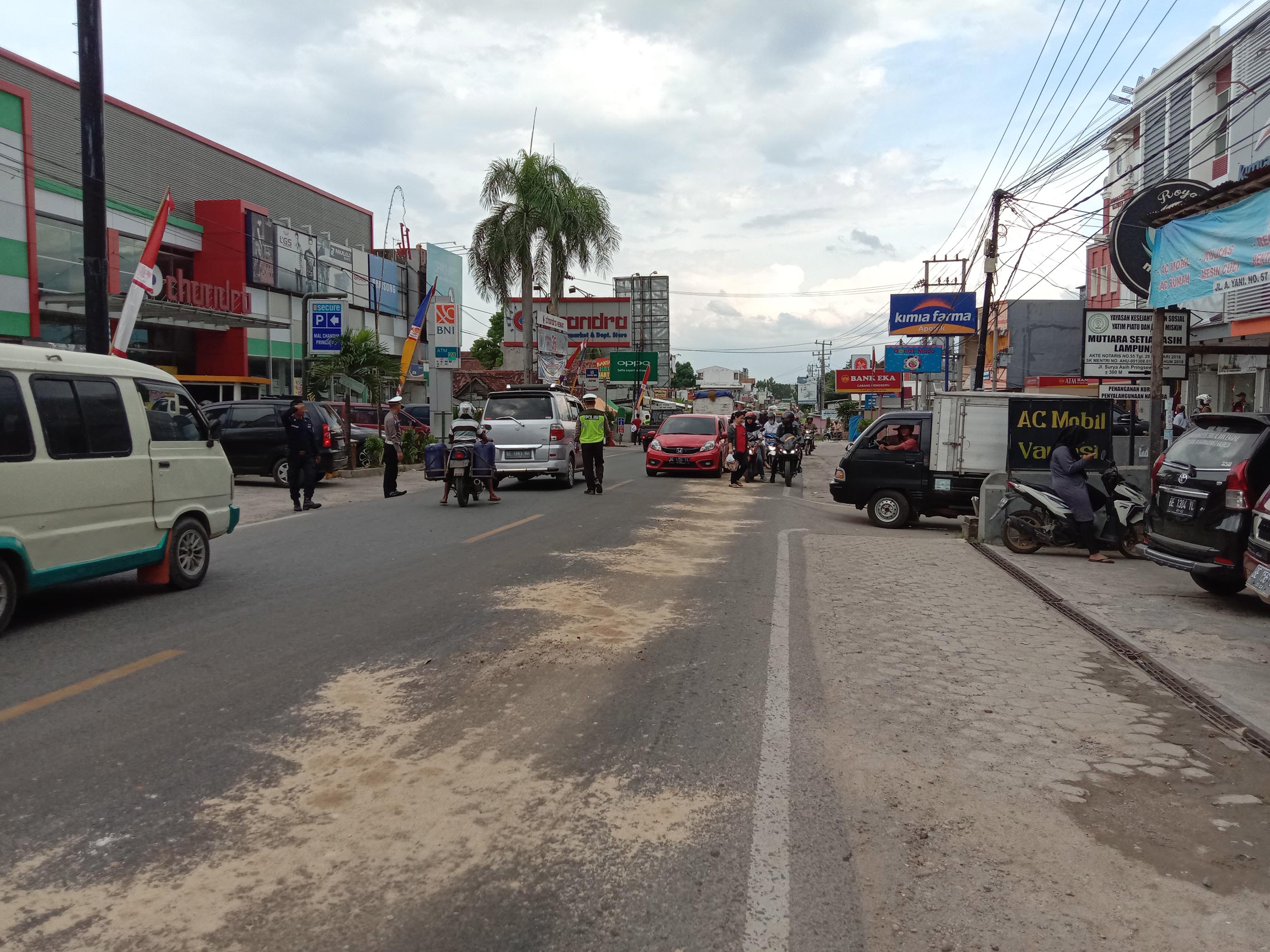 BREAKING NEWS Minyak Tercecer di Jalinbar Pringsewu, Sejumlah Pengendara Motor Tergelincir di Jalan