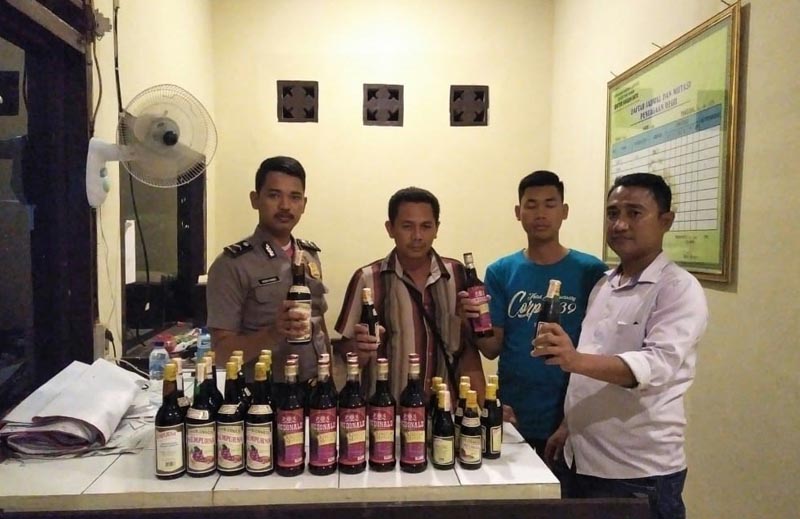 Puluhan Botol Miras Diamankan Polsek Pakuan Ratu dalam Operasi Cempaka Krakatau 2020
