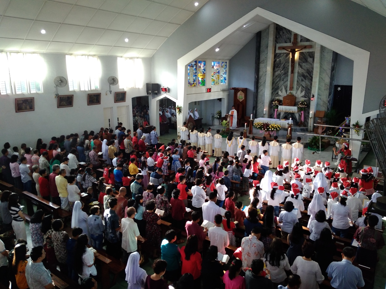 misa-natal-di-gereja-katedral-kristus-raja_20171225_200912.jpg
