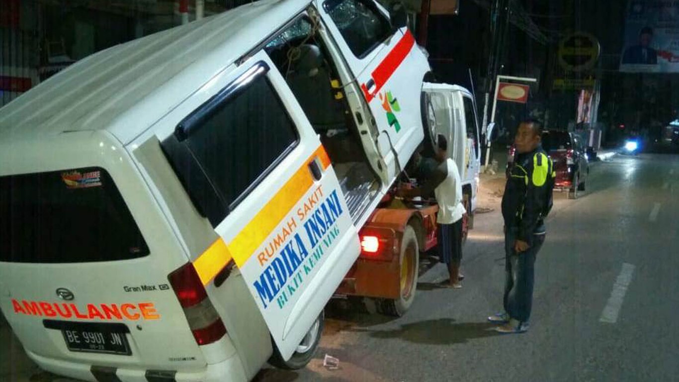mobil-ambulans-yang-lakalantas-di-flyover-mbk-dievakuasi-ke-mapolresta-bandar-lampung.jpg