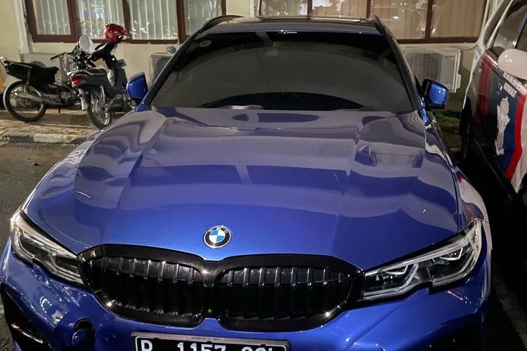 mobil-bmw-yang-menabrak-polisi-di-jalan-sisingamangaraja.jpg