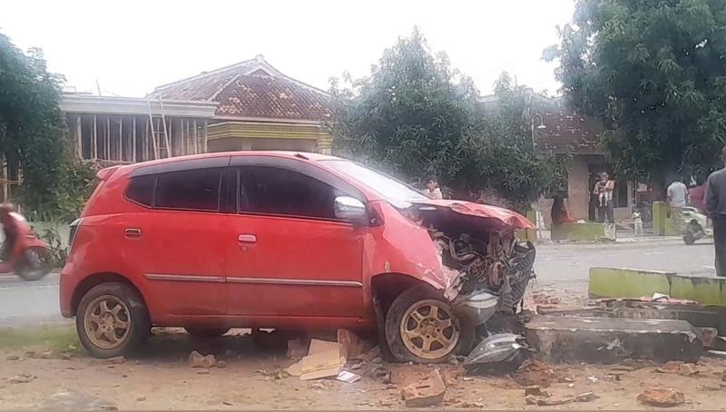 mobil-curian-tabrak-pagar-warga.jpg