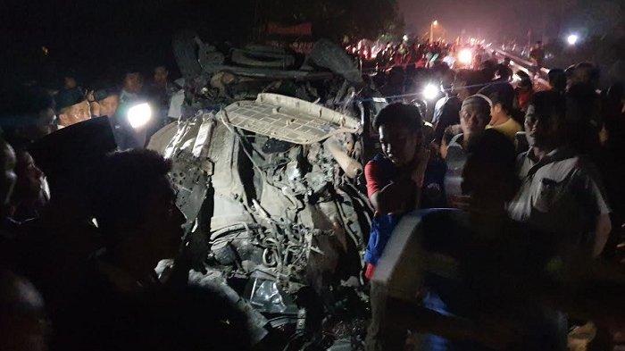 Mobil Ertiga yang Berisi Satu Keluarga Hancur Ditabrak Kereta Api di Mojokerto